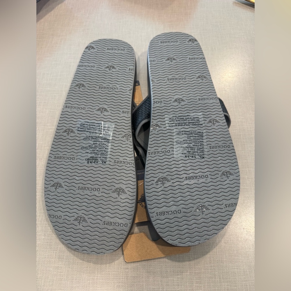 Dockers Black Textured Flip Flop Sandals with Branded Tag - Picture 2 of 3